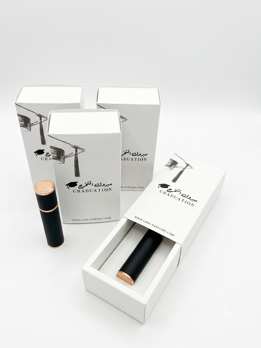 عطر جيبي فاخر بتصميم أنيق وعملي باللون الأسود مع تفاصيل ذهبية راقية. علبة تخرج مميزة باللون الأبيض، مصنوعة من الورق المقوّى عالي الجودة، وتحمل عبارة “مبروك التخرج”. تصميم راقٍ مناسب كتوزيعة أو هدية تذكارية لهذه المناسبة المميزة. تنسيق لوني أنيق يجمع بين الأبيض والأسود مع لمسات ذهبية فاخرة. حجم عملي يسهل حمله واستخدامه في أي وقت. جاهز للتقديم بتغليف أنيق يعكس فرحة الإنجاز. مناسب لتوزيعات التخرج والهدايا